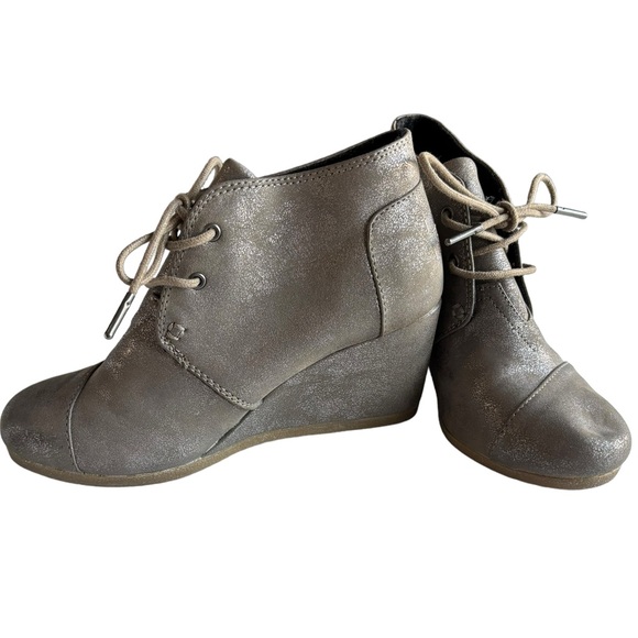 NWOT TOMS Desert Gray Metallic Lace-Up Wedge Booties 740810 Shimmer Ankle Boots - Picture 1 of 6
